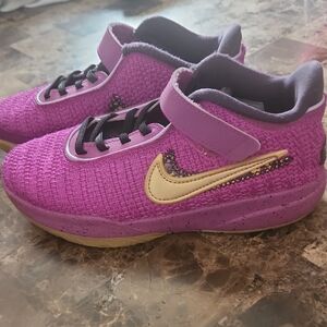 Nike Kids Lebron Pink Diamond Collectin Size 3